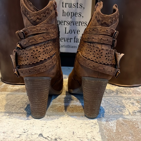 Altar'd State 9 Western highly detailed soft suede stacked 3 1/2" heeled booties - Picture 4 of 12